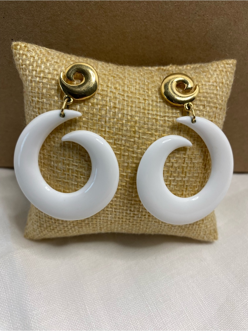Vintage White Lucite Swirl Dangle Earrings Gold Tone Statement Mod Retro 1980s